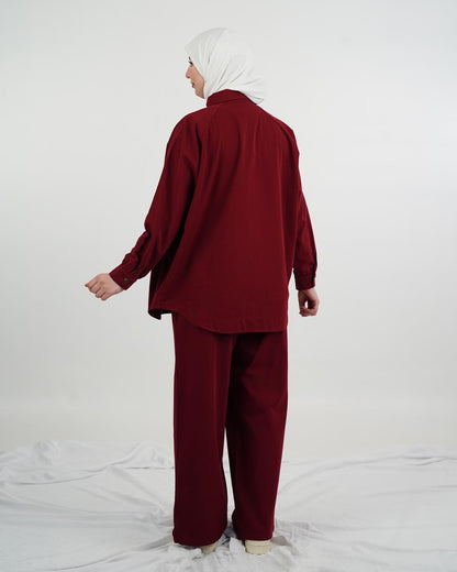 طقم نسائي محتشم وأنيق من قطعتين – قميص بأزرار وبنطال واسع