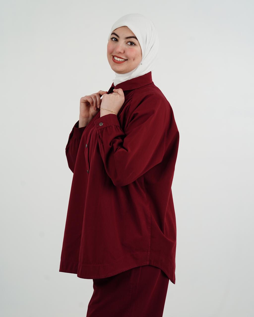 طقم نسائي محتشم وأنيق من قطعتين – قميص بأزرار وبنطال واسع