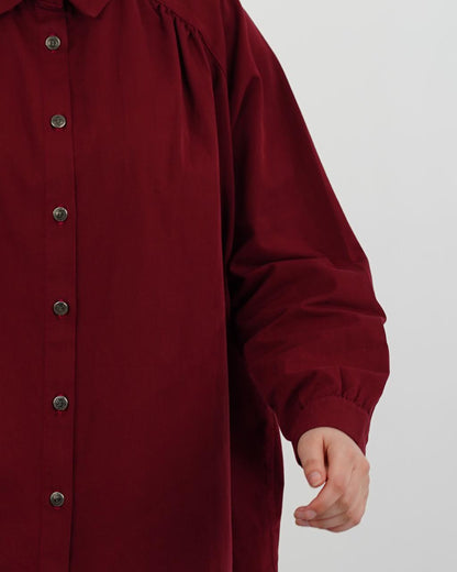 طقم نسائي محتشم وأنيق من قطعتين – قميص بأزرار وبنطال واسع