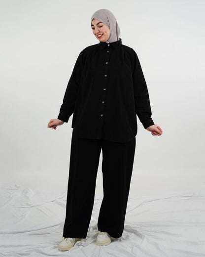 طقم نسائي محتشم وأنيق من قطعتين – قميص بأزرار وبنطال واسع