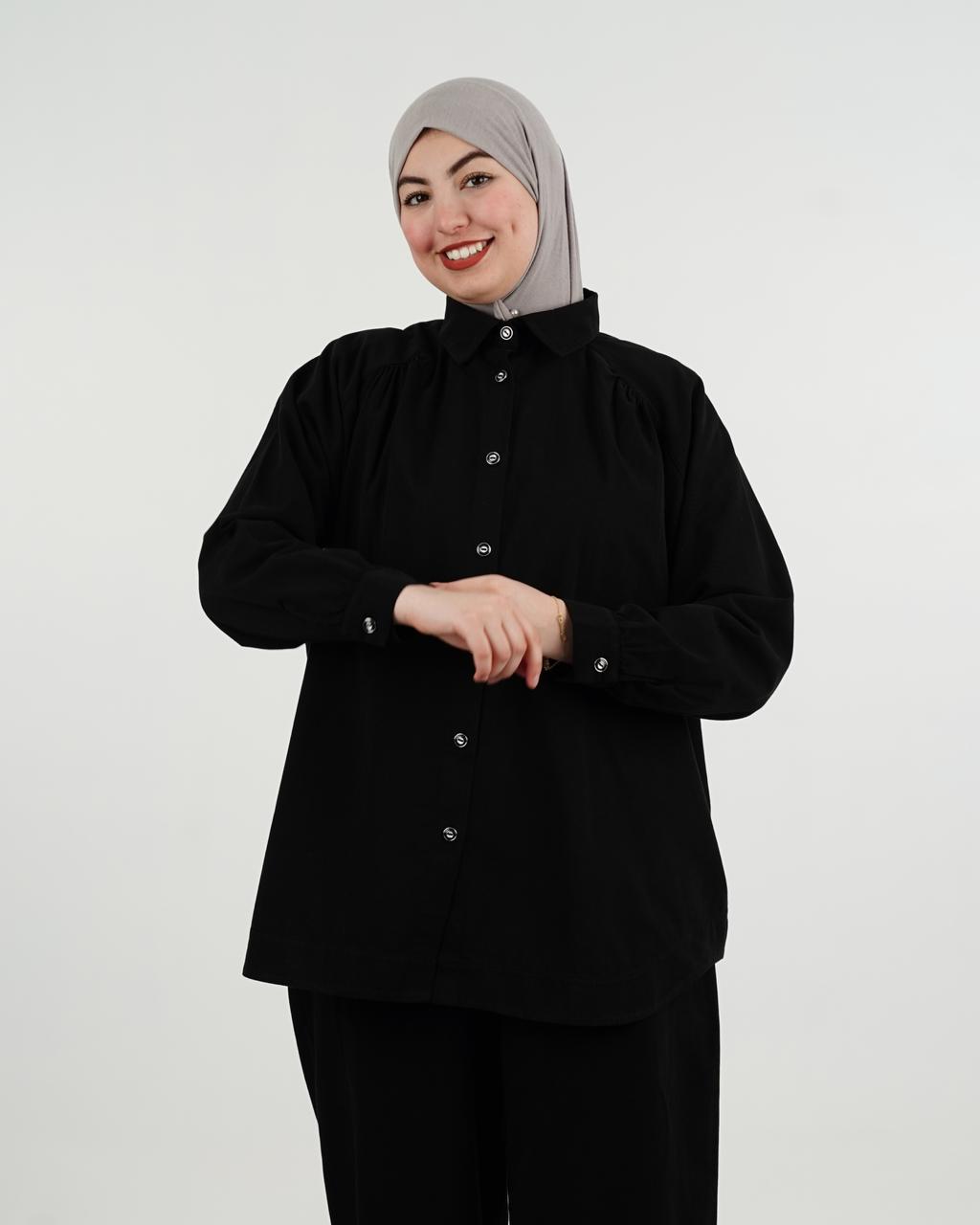 طقم نسائي محتشم وأنيق من قطعتين – قميص بأزرار وبنطال واسع