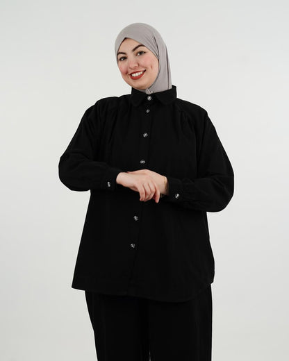 طقم نسائي محتشم وأنيق من قطعتين – قميص بأزرار وبنطال واسع