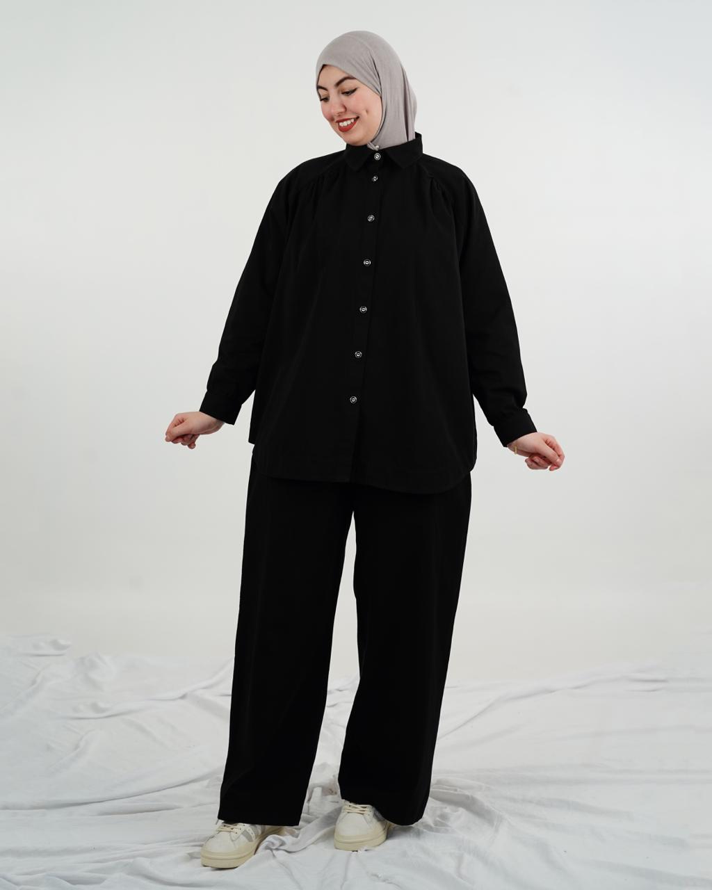 طقم نسائي محتشم وأنيق من قطعتين – قميص بأزرار وبنطال واسع