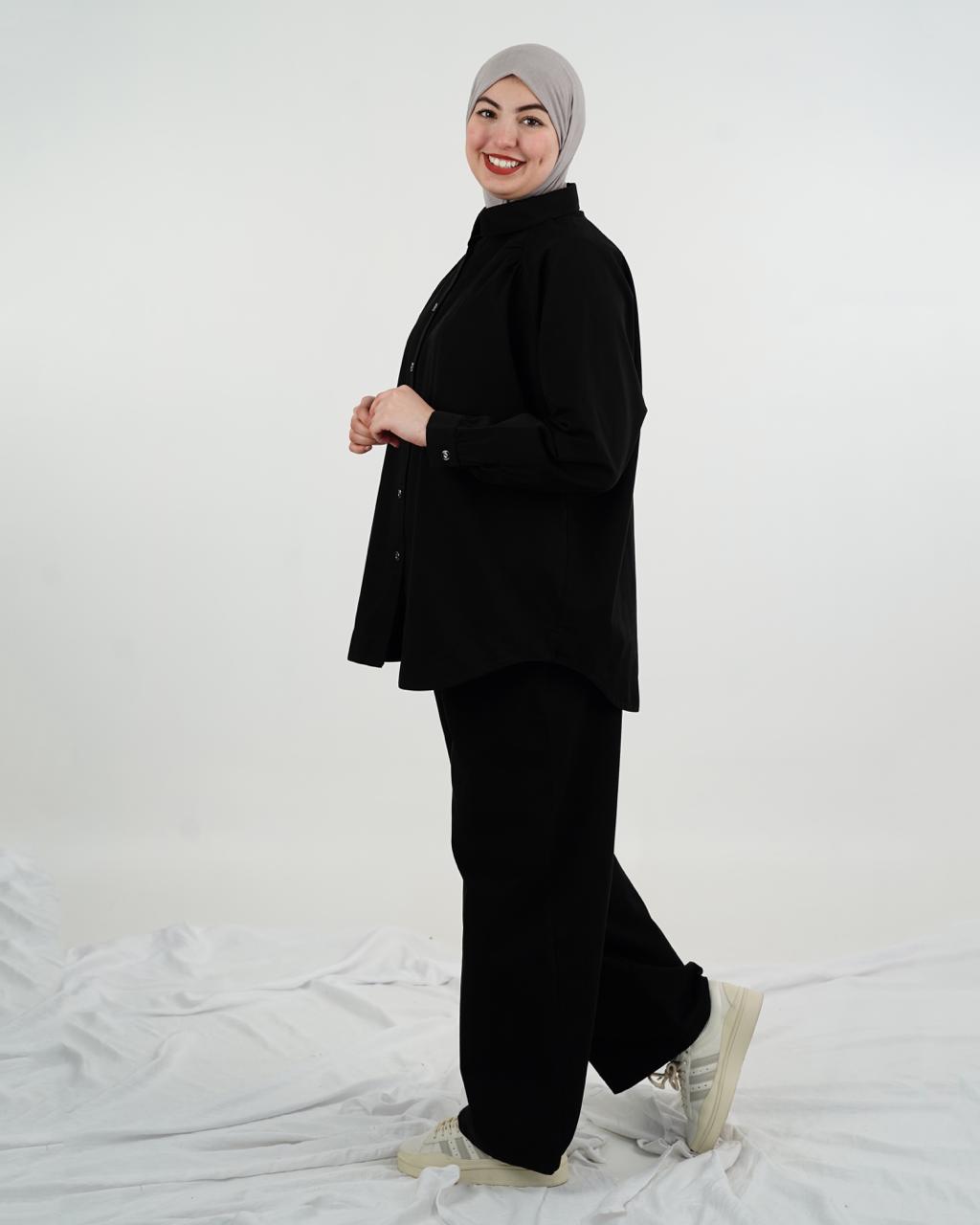 طقم نسائي محتشم وأنيق من قطعتين – قميص بأزرار وبنطال واسع