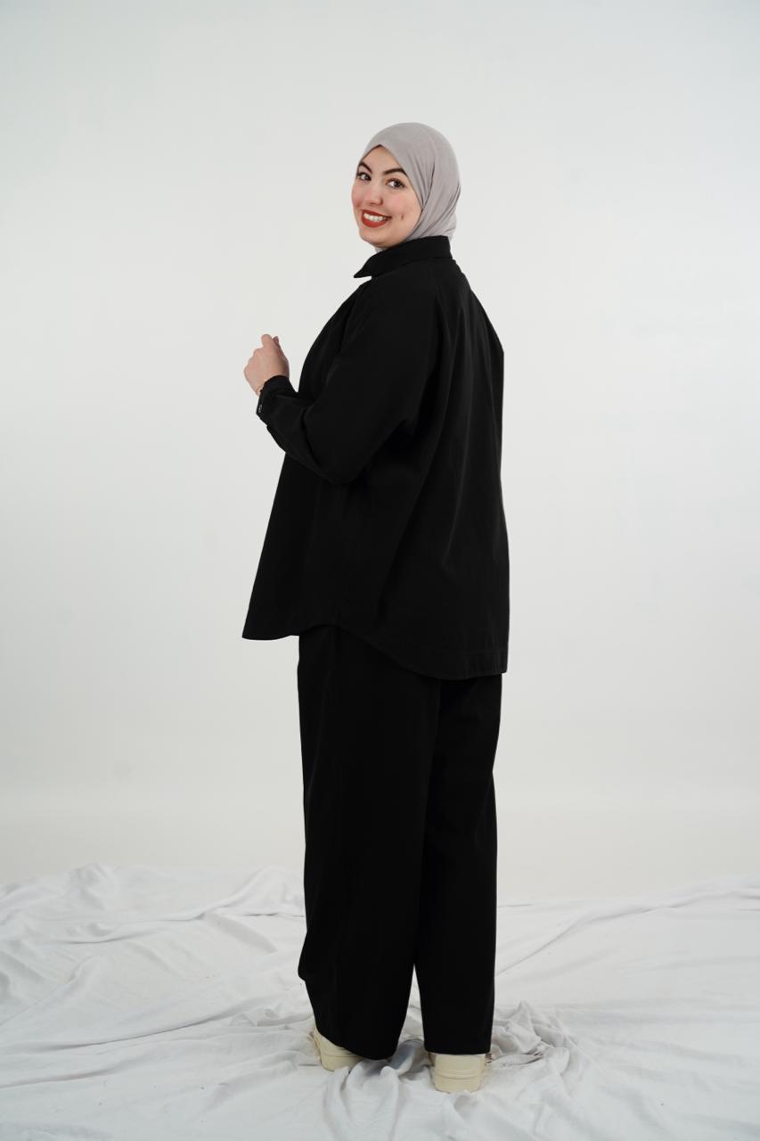 طقم نسائي محتشم وأنيق من قطعتين – قميص بأزرار وبنطال واسع