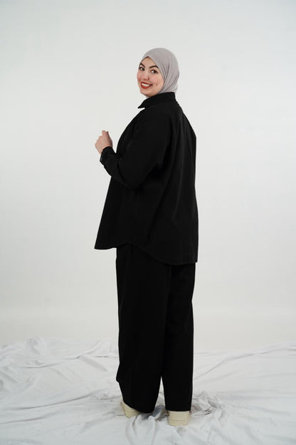 طقم نسائي محتشم وأنيق من قطعتين – قميص بأزرار وبنطال واسع