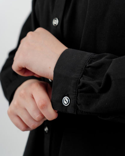 طقم نسائي محتشم وأنيق من قطعتين – قميص بأزرار وبنطال واسع