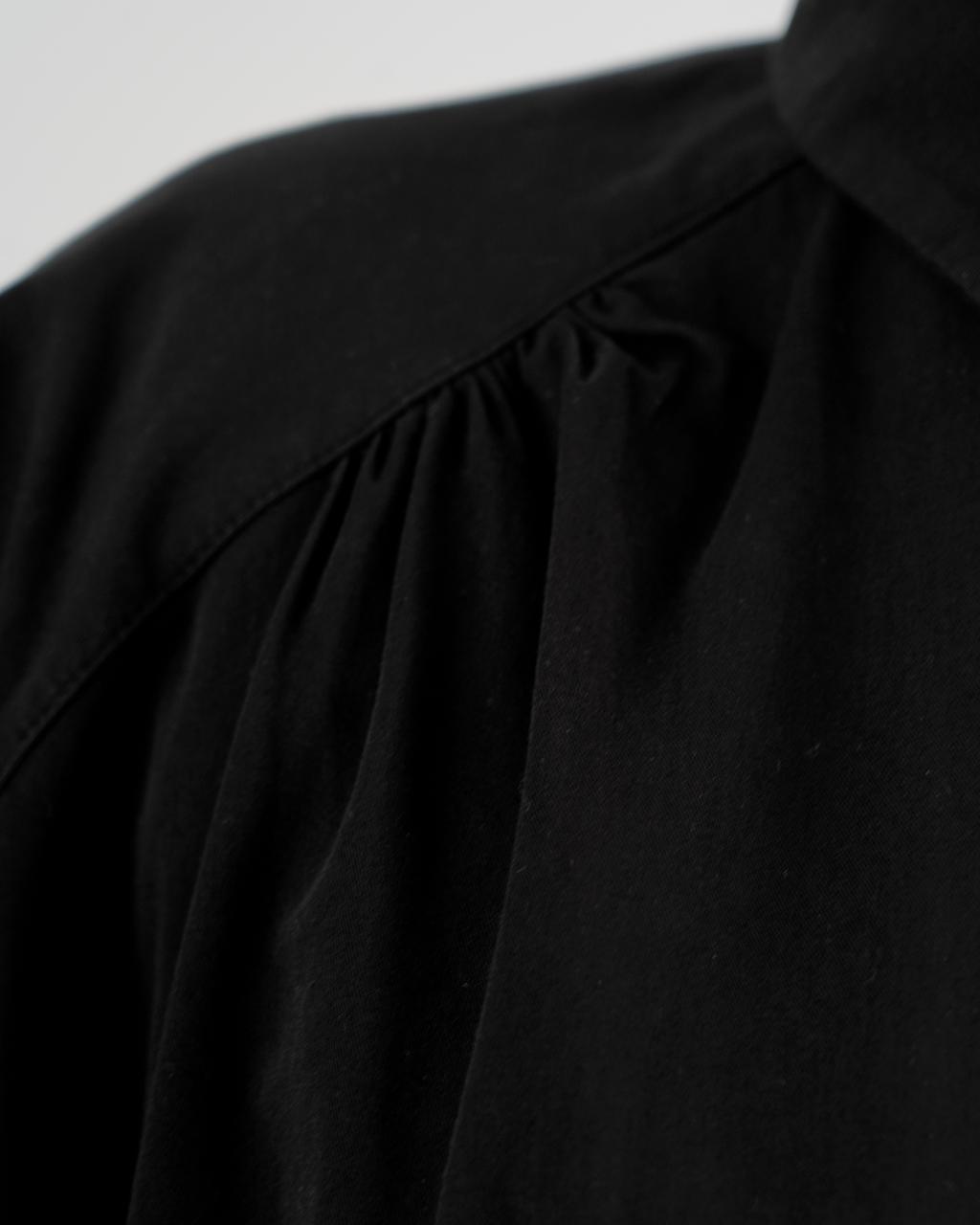 طقم نسائي محتشم وأنيق من قطعتين – قميص بأزرار وبنطال واسع